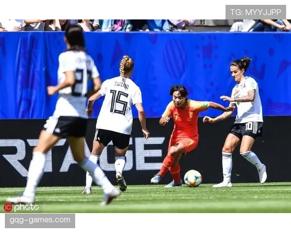 哥伦比亚队闪电反击显威力，快速攻势复苏撕裂对手防线