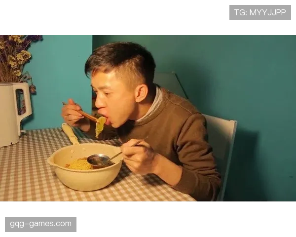 邢傲伟当年比赛完直接打车回出租屋，队友都住别墅了他还在吃泡面